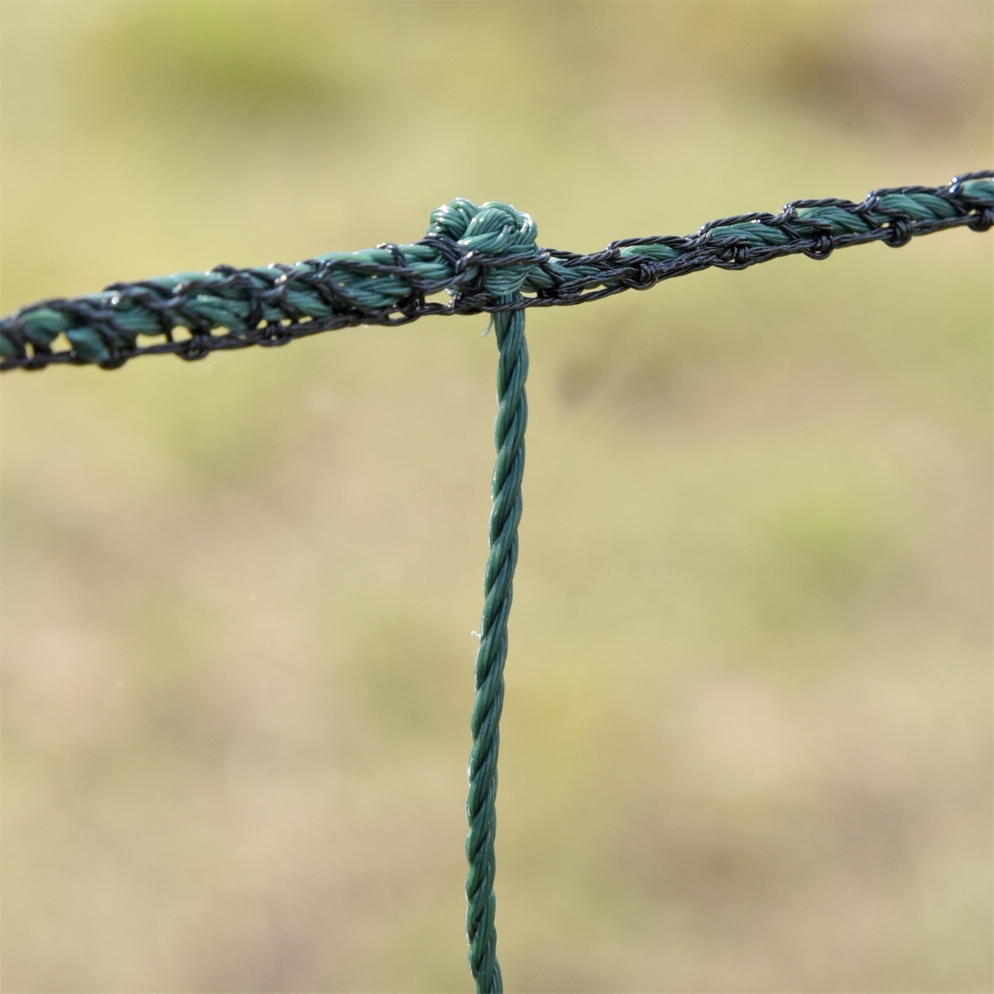 Nahaufnahmevon einem geflochtenen Seil, VOSS.farming farmNET 25m Hütenetz (135cm, 9 Pfähle, 2 Spitzen, grün, ohne Strom), mit unscharfem Hintergrund.