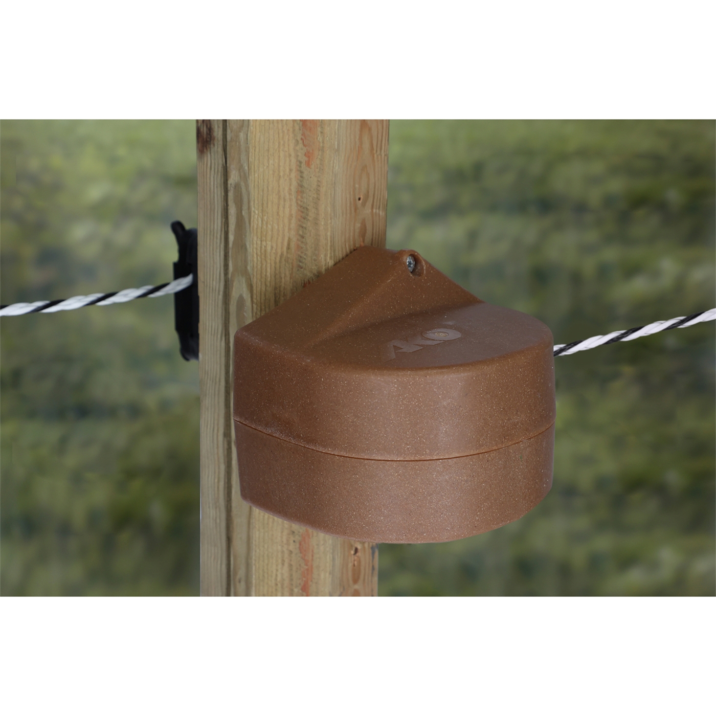 AKO Premium Tor-Set „FLEXIGATE grün“ 6m flexibles Torsystem mit 6mm Seil an einem Holzpfahl befestigt, durch den ein grün-weißes Seil verläuft.