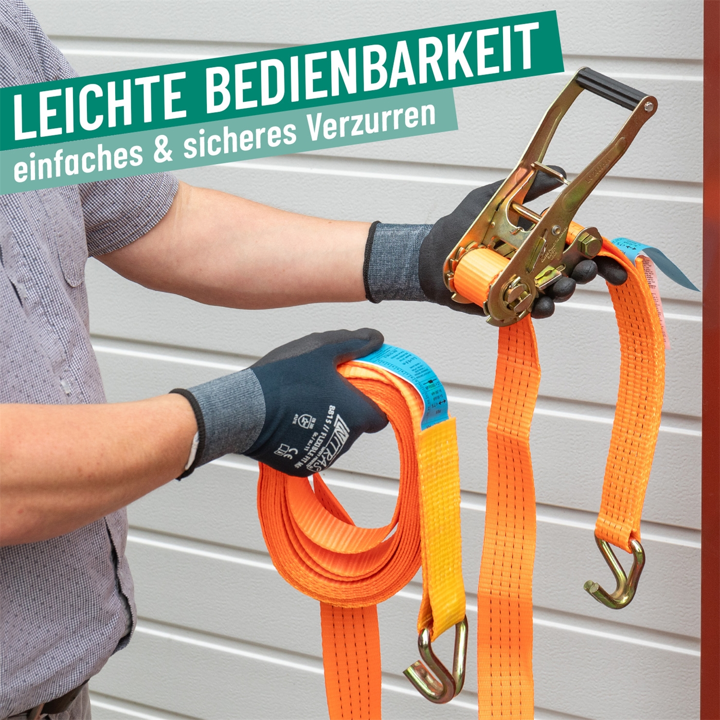 Doppelklicken zum vergrößern Person hält einen „Spanngurt mit Ratsche + 2 Haken, 6-12m, 50mm, 4000kg, 2-tlg.“; Deutscher Text hebt einfache und sichere Handhabung hervor.
