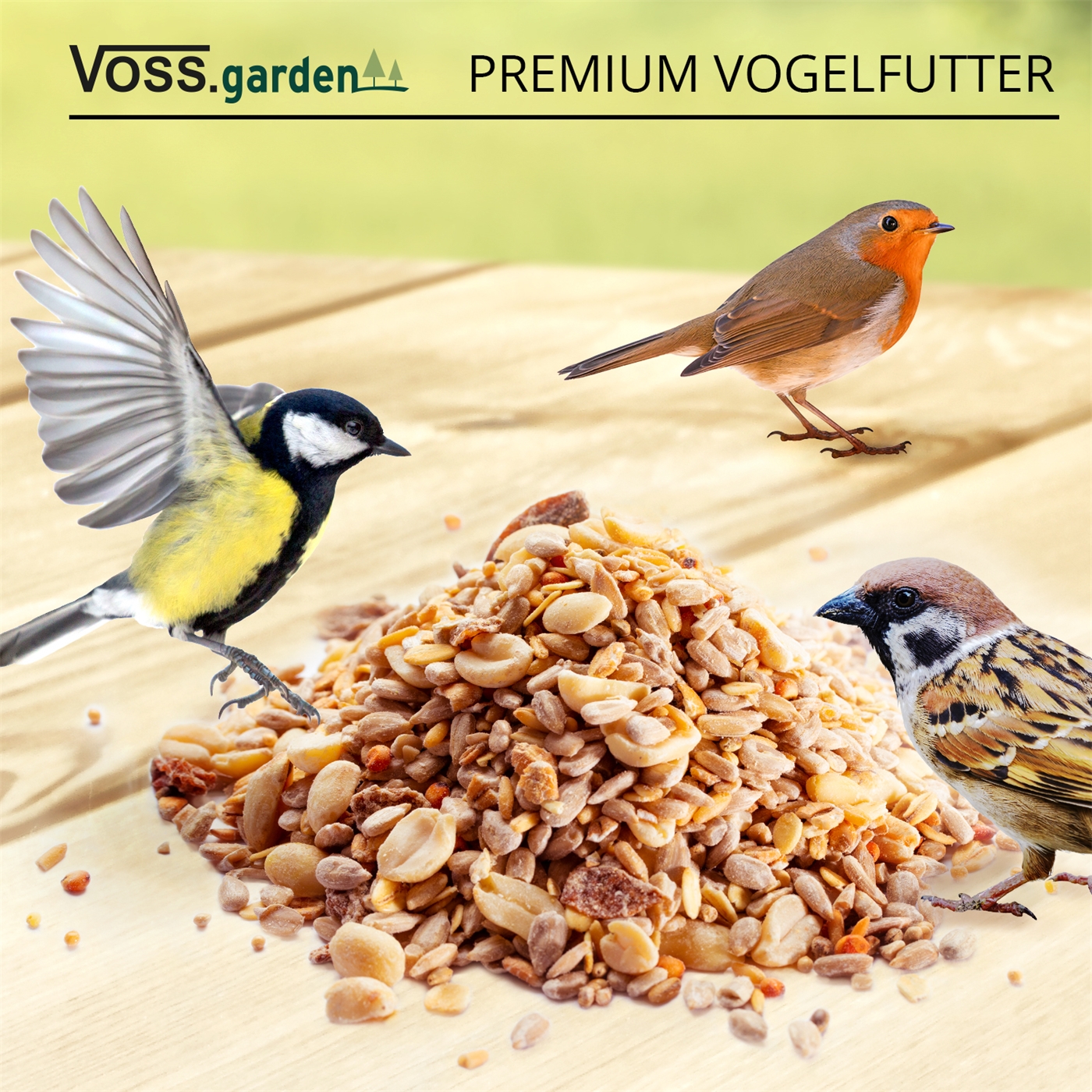Doppelklicken zum vergrößern Drei Vögel picken an einem Haufen Vogelfutter auf Holz herum, darüber steht der Text „VOSS.garden Premium-Vogelfutter Power Mix für Wildvögel - schalenlos - 1,7kg“.