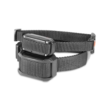 Der DogTrace "D-Control Edge 450" Ferntrainer verfügt über ein schwarzes elektronisches Halsband mit einem verstellbaren Nylonband und einer rechteckigen Empfängerbox, die Impuls, Vibration und Ton bis zu 450m bietet.
