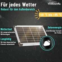 VOSS.farming Solarmodul 12 W mit Spannungsregler, 350 × 270 × 25 mm, Solarmodul für Elektrozaun-Weidegeräte, abgebildet im Regen, mit Text, der die Wetterbeständigkeit und den Betriebstemperaturbereich von -40 °C bis +85 °C hervorhebt.