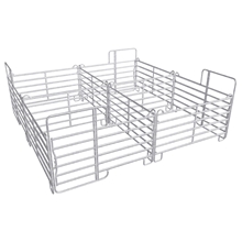 Zwei VOSS.farming Metallzaunelemente: 4x VOSS.farming Panel mit Tor und 8x VOSS.farming Panel.