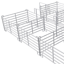 Zwei VOSS.farming Metallzaunelemente: 6x VOSS.farming Panel mit Tor und 14x VOSS.farming Panel.