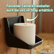 Der VOSS.vital Leckstein - BiotinLine (5kg) von S.I.N. Hellas enthält einen Biotin- und Vitamin E-Salzblock, geeignet für die Wandmontage. Der Text gibt Auskunft über die Verfügbarkeit im Shop.
