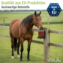 Ein braunes Pferd steht an einem Zaun und leckt den VOSS.vital Leckstein - MagLine Mineralsalz-Leckstein mit Magnesium 5kg von S.I.N. Hellas; ein Made in EU-Etikett ist sichtbar.