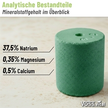 Die VOSS.vital Leckstein - KräuterLine von S.I.N. Hellas ist ein 5 kg schwerer, grüner Mineralsalzblock mit Kräutern, auf dem der Natrium-, Magnesium- und Calciumgehalt in Prozent angegeben ist.