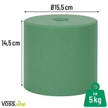 Der VOSS.vital Leckstein - KräuterLine von S.I.N. Hellas ist ein grüner Mineralleckstein mit Kräutern, zylindrisch, 15,5 cm Durchmesser, 14,5 cm Höhe, und wiegt ca. 5 kg.