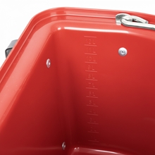 Transportkrippe 12 Liter, Futtertrog zum Einhängen, Turnier-Futterkrippe mit Tragegriff, rot