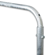 Eckteil eines quadratischen, verzinkten Metallrahmens für ein VOSS.farming-Futtersparnetz – für quadratische Futterraufen, 1,68 m × 1,68 m, verzinkt, mit Darstellung der Schraubverbindung.