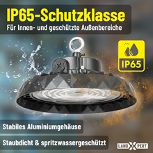 Ein runder LED-Hallenstrahler mit Wasserspritzern und Staubwolken verdeutlicht seine Schutzart IP65. Auffällige gelbe und weiße Schriftzüge heben seine Eignung für Innenräume und geschützte Außenbereiche, das robuste Aluminiumgehäuse sowie den Staub- und Strahlwasserschutz hervor. „2x LandXpert 100 W LED-Hallen-Strahler, dimmbar, 15.575 lm, 5.000 K Tageslichtweiß“ wird vorgestellt. Das LandXpert-Logo ist unten abgebildet.