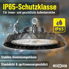 Ein runder LandXpert 150W LED-Hallenstrahler, auf dessen einer Seite Wasserspritzer und auf der anderen Staub zu sehen sind, was seine Schutzart IP65 für den Einsatz in Innenräumen und im überdachten Außenbereich unterstreicht. Robustes Aluminiumgehäuse, staubdicht und strahlwassergeschützt. 22975 lm, 5000 K tageslichtweiß. LANDXPERT-Logo an der Unterseite.