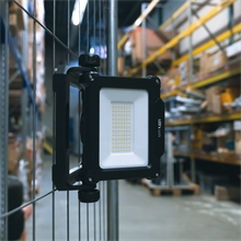 LED Akku-Strahler mit Adapter - Baustrahler, Multi Akku Arbeitsleuchte, 20W, 2500lm
