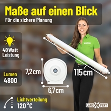 Eine lächelnde Frau hält eine LandXpert 4x 40W in der Hand, eine LED-Feuchtraumleuchte vom Typ LandXpert 4x 40W, 115 cm, 4800 lm, 5000 K Tageslichtweiß, IP65, mit Aufdrucken, die die Leistung von 40 W, die Lichtstärke von 4800 Lumen und den Abstrahlwinkel von 120 Grad angeben.