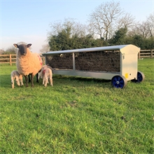 VOSS.farming doppelseitige Heuraufe auf Rädern für Schafe und Lämmer, 24 Fressplätze