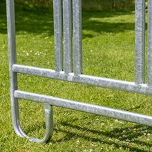 Nahaufnahme des VOSS.farming Weidepanels mit Sicherheitsfressgitter (3,60m x 1,70m) auf grünem Gras mit kleinen weißen Blumen im Hintergrund.