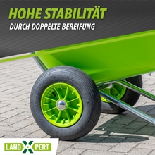 Nahaufnahme der LandXpert Schubkarre (250 Liter, grün) mit doppelt bereiften Luftreifen und robuster Kunststoffwanne, die ihre Stabilität auf befestigtem Untergrund unterstreicht.
