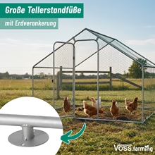 Vier Hühner im VOSS.farming Hühner Freilaufgehege 170x300x195cm von VOSS.farming, mit einer Nahaufnahme eines Bodenankers aus Metall für eine stabile Gehegeaufstellung.