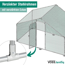 Das VOSS.farming Hühner Freilaufgehege 170x300x195cm verfügt über einen verzinkten Stahlrahmen, verstärkte Ecken, eine offene Tür und eine Drahtgittereinfassung. Gekennzeichnet mit dem VOSS.farming Logo.