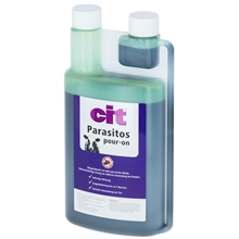 Eine 1000-ml-Flasche „cit Parasitos Pour-on“, ein Abwehrmittel für Rinder, das vor Fliegen und Bremsen schützt.
