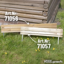 Zwei VOSS.garden Steckzaun 75x18cm aus Holz mit Metallpfählen, beschriftet mit 71056 und 71057, werden auf dem Rasen in der Nähe einer Holzkonstruktion platziert.
