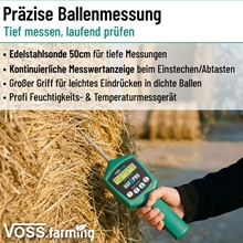 Mit dem VOSS.farming HayXpro Heufeuchtemessgerät misst eine Person die Feuchtigkeit eines Heuballens auf einem Bauernhof.