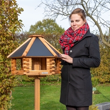 VOSS.garden "Tofta" - hochwertiges Vogelhaus aus Holz mit Metalldach