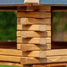B-Ware: VOSS.garden "Tofta" - hochwertiges Vogelhaus aus Holz mit Metalldach, inkl. Ständer