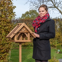 Großes VOSS.garden Vogelhaus "Finkenheim" aus Holz, inkl. Ständer