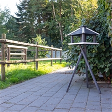 VOSS.garden "Jork" - massives Vogelhaus mit Futtersilo, inkl. Ständer