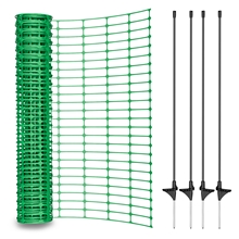 Ein 50x1m LandXpert Basic Begrenzungszaun, ein flexibler grüner Maschendrahtzaun, wird ausgerollt, um sein rechteckiges Gittermuster zu zeigen.