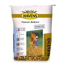 Großpackung HAVENS Natural Balance Müsli, 17,5 kg, haferfrei, Pferdemüsli mit dem Bild einer Frau mit einem Pferd, Symbolen zur Kennzeichnung der Zutaten und einem Text, der darauf hinweist, dass das Produkt zuckerfrei, melassefrei und haferfrei ist.