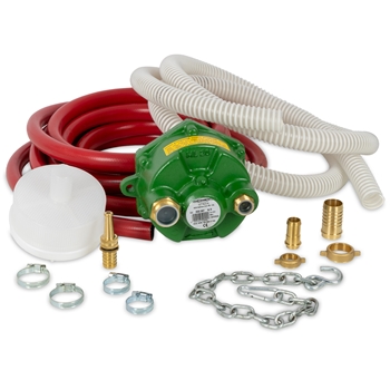Die Zapfwellenpumpe „ML 20 Kit“ Traktor-Wasserpumpe (selbstansaugend) beinhaltet rote und weiße Schläuche, grüne Pumpe, Metallbeschläge, Schlauchschellen, Kette und einen weißen Kunststofffilter.