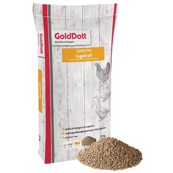 Ein 25-kg-Sack „GoldDott LegeKraft“-Legehennenfutter der EQUOVIS GmbH steht vor einem hellen Holzhintergrund, vor dem Futterpellets verstreut liegen. Auf der weiß-roten Verpackung sind eine Hühnerzeichnung sowie Produktinformationen auf Deutsch und Niederländisch abgebildet.