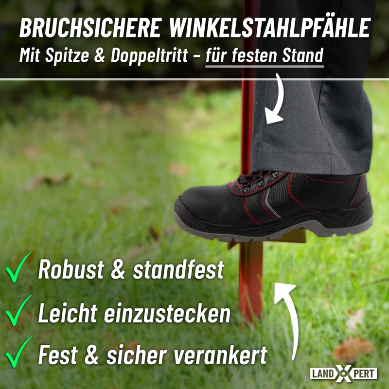 Großansicht der Bildergalerie Eine Person in Arbeitsstiefeln tritt auf die Fußstütze eines roten LandXpert-Winkelstahlpfahls (115 cm, 2 mm, rot), der in den Boden gerammt wurde; Textüberlagerungen heben die Produktmerkmale hervor.