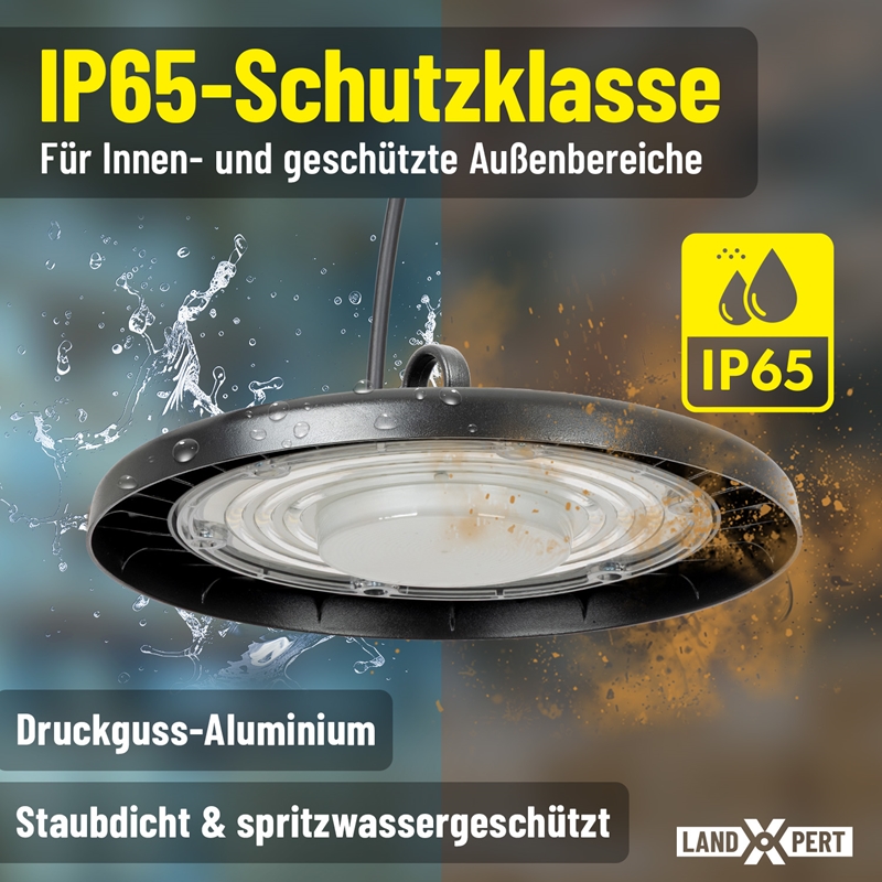 Großansicht der Bildergalerie Abbildung des runden LandXpert 100W LED-Hallen-Strahlers (4x) mit Wasserspritzern und Staub, die die Schutzart IP65 verdeutlichen – ideal für den Einsatz in Innenräumen und im überdachten Außenbereich. Das Bild enthält deutschen Text, der auf die staubdichten und wasserabweisenden Eigenschaften, das Aluminiumdruckgussgehäuse sowie das LandXpert-Logo hinweist.